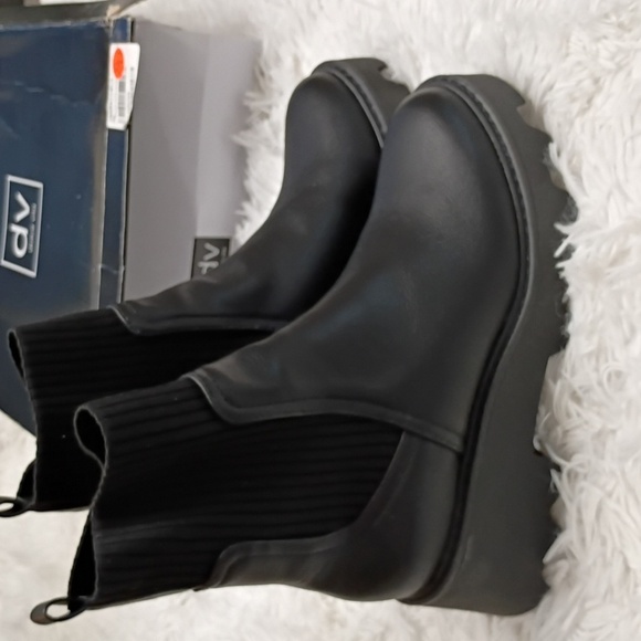 New Dolce Vita Villa Black Ribbed Ankle Booties Size 6.5 - Picture 5 of 14